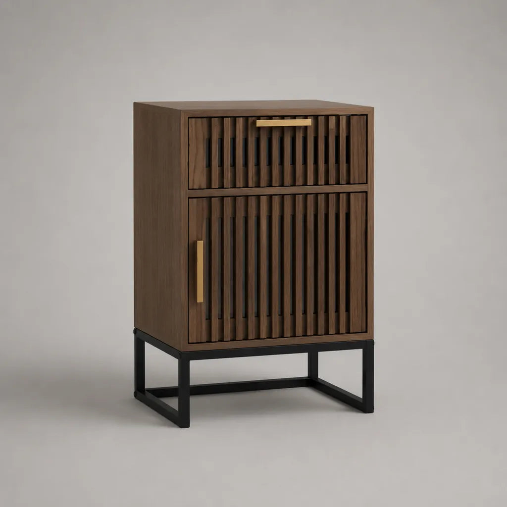 Comodino rettangolare in legno e metallo con cassetto e anta, marrone noce, nero e ottone, 50 x 40 x 75 cm